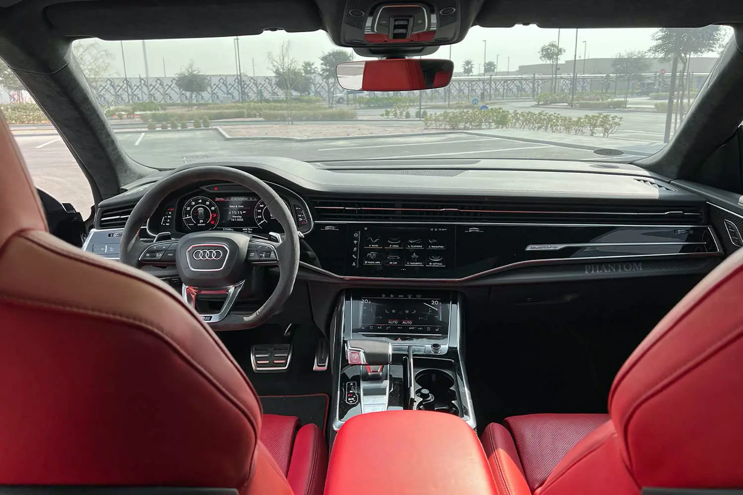 Audi RS Q8 ممتلئ