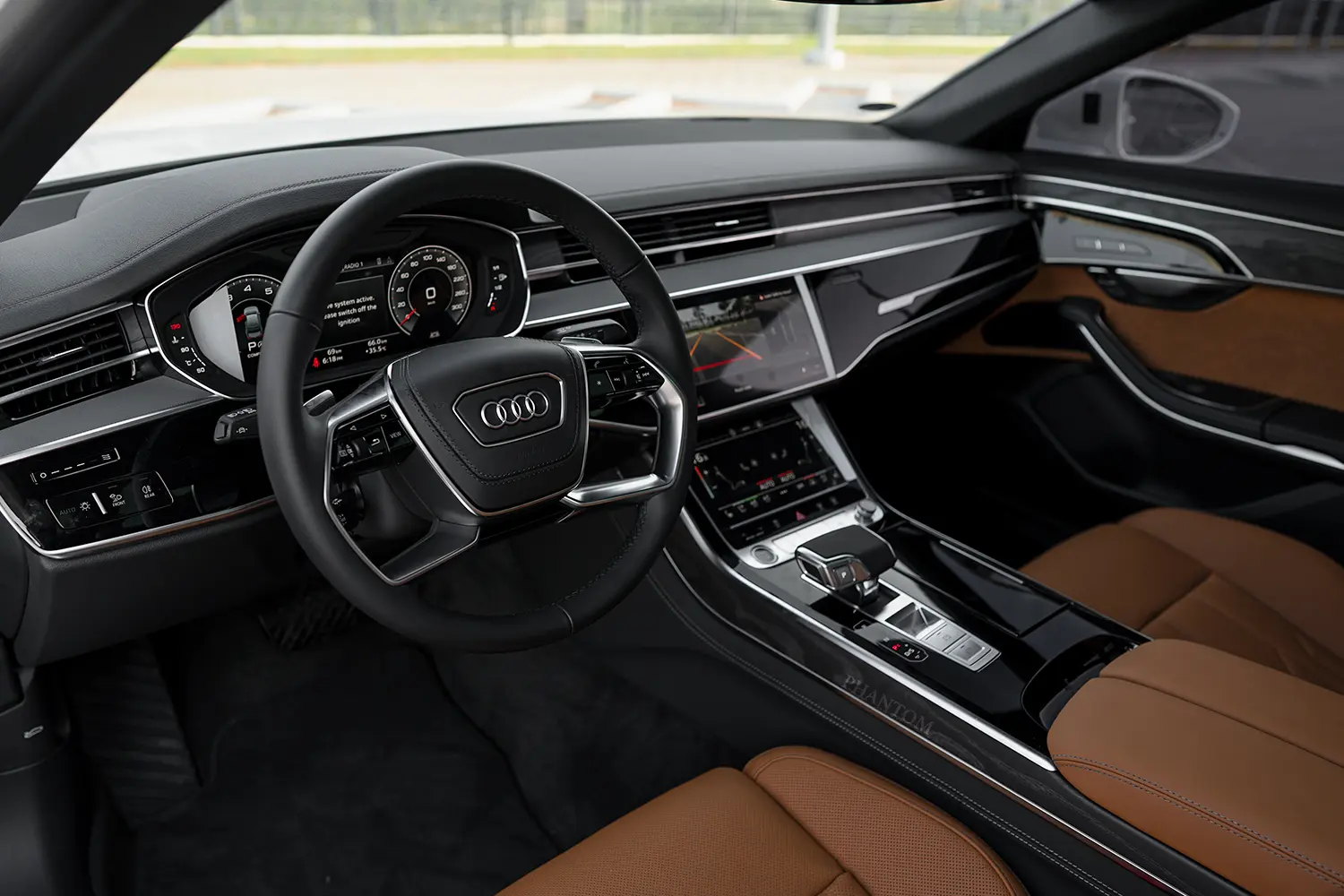 Audi A8 ممتلئ