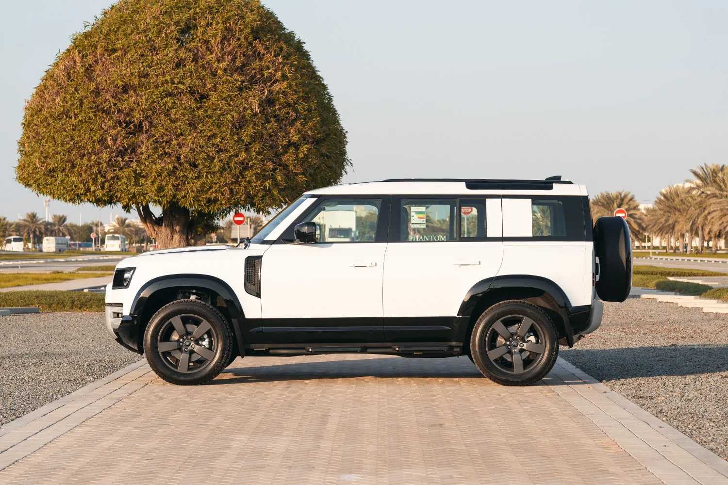 Land Rover Defender 110 S V4 full